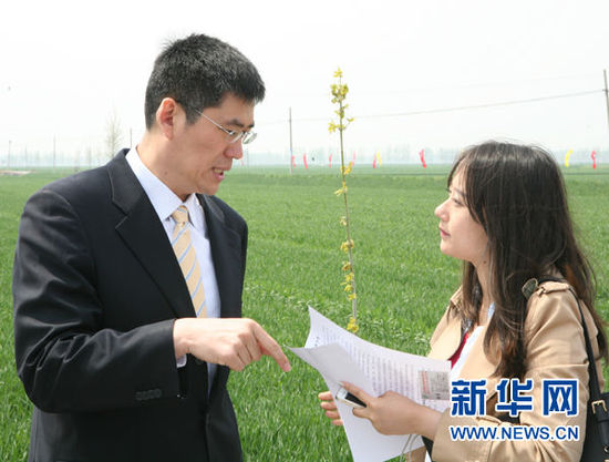 点击查看大图 图为中化化肥副总经理吕文接受新华网记者